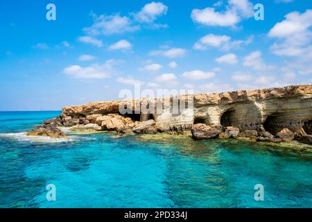 Meereshöhlen in der Nähe von Ayia Napa in Zypern. Natürliche Felsformation, berühmt für Klippenspringen in klares Wasser. Dramatische Küste zwischen Agia Napa und Cavo Stockfoto