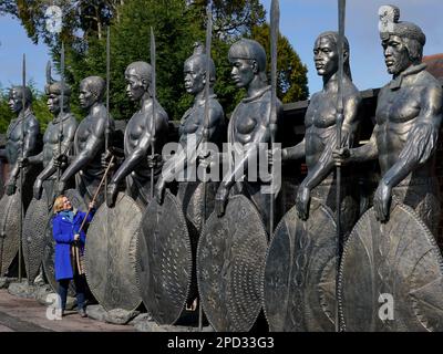 Silke Lohmann von Summers Place Auctions in Billingshurst, West Sussex, bereitet monumentale Statuen von Zulu-Helden zu, die früher im exklusiven Restaurant Shaka Zulu in Camden Market, London, zu sehen waren, bevor sie im Laufe des Monats vom Auktionshaus verkauft werden. Das Restaurant war thematisch auf den berühmten Zulu König Shaka ausgerichtet und für £5,5 Millionen Dollar gestaltet und eingerichtet worden. Foto: Dienstag, 14. März 2023. Stockfoto