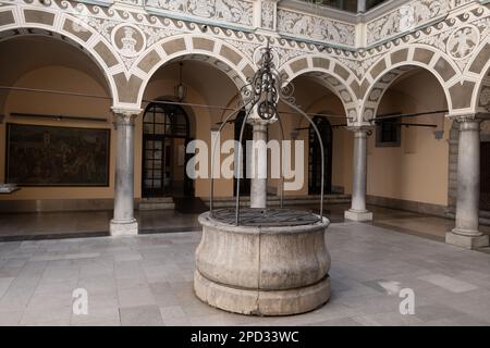 Zentrales Atrium im Rathaus, barocker Innenhof mit Arkaden in der Stadt Ljubljana in Slowenien. Stockfoto