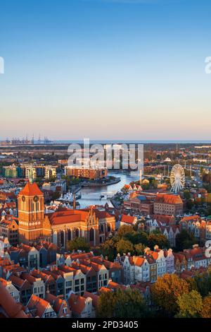 Stadt Danzig in Polen, Stadtbild mit der Altstadt bei Sonnenuntergang. Stockfoto