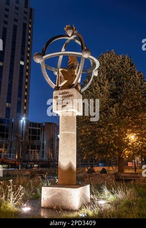 Denkmal für Johannes Hevelius (Polnisch: Jan Heweliusz) bei Nacht in der Stadt Gdańsk, Polen. Stockfoto