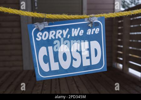 Tut mir leid, dass wir geschlossen sind. Das Schild hängt am Seil Stockfoto