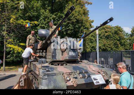 Warschau, Polen - 14. August 2022 - Militärpicknick am polnischen Armeetag neben dem Nationalstadion, ein Junge klettert auf den GEPARD (GEPARD), gepanzert, bei jedem Wetter Stockfoto