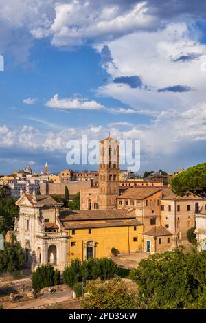 Basilica di Santa Francesca Romana, römisch-katholische Kirche mit romanischem Glockenturm in Rom, Latium, Italien. Stockfoto