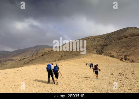 Walkers auf dem Jordan Trail in Wadi Feid, Jabal Ffied, Al-Sharat in Jordanien, Naher Osten Stockfoto