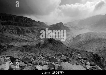 Landschaft über Naqib Shadyed auf dem Gipfel von Naqad Gulley, Jabal fied, Al-Sharat-Gebiet in Jordanien, Naher Osten Stockfoto