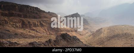 Landschaft über Naqib Shadyed auf dem Gipfel von Naqad Gulley, Jabal fied, Al-Sharat-Gebiet in Jordanien, Naher Osten Stockfoto