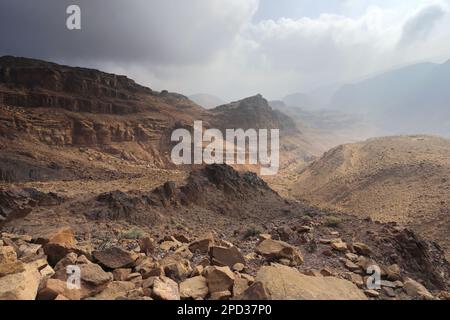 Landschaft über Naqib Shadyed auf dem Gipfel von Naqad Gulley, Jabal fied, Al-Sharat-Gebiet in Jordanien, Naher Osten Stockfoto