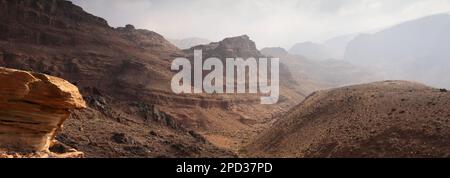 Landschaft über Naqib Shadyed auf dem Gipfel von Naqad Gulley, Jabal fied, Al-Sharat-Gebiet in Jordanien, Naher Osten Stockfoto