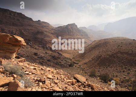 Landschaft über Naqib Shadyed auf dem Gipfel von Naqad Gulley, Jabal fied, Al-Sharat-Gebiet in Jordanien, Naher Osten Stockfoto