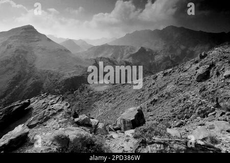 Landschaft über Naqib Shadyed auf dem Gipfel von Naqad Gulley, Jabal fied, Al-Sharat-Gebiet in Jordanien, Naher Osten Stockfoto