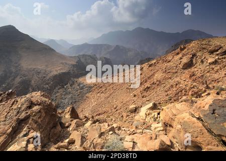 Landschaft über Naqib Shadyed auf dem Gipfel von Naqad Gulley, Jabal fied, Al-Sharat-Gebiet in Jordanien, Naher Osten Stockfoto