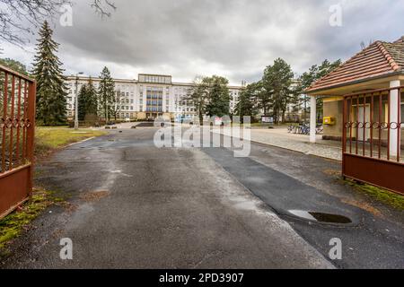 Krankenhaus am Ende der Pavlov Avenue, Eisenhüttenstadt. Seit 1950 verbindet sich die neu gebaute Wohnstadt Iron and Steel Works East. Dies war die erste neue Stadtgründung in Deutschland nach dem Ende des Zweiten Weltkriegs. Eisenhüttenstadt, Deutschland Stockfoto