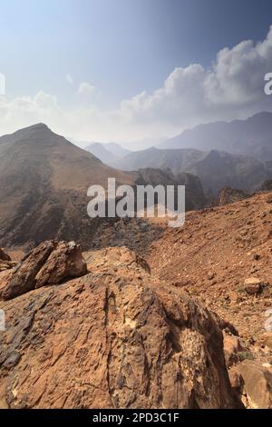 Landschaft über Naqib Shadyed auf dem Gipfel von Naqad Gulley, Jabal fied, Al-Sharat-Gebiet in Jordanien, Naher Osten Stockfoto