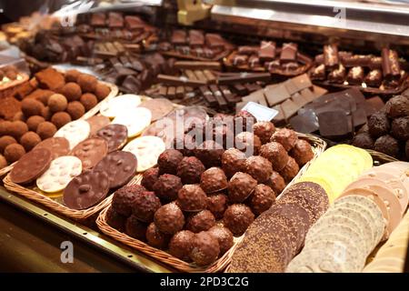 Schokoladentrüffelkugeln auf dem Marktschalter Stockfoto