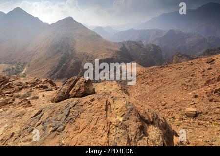 Landschaft über Naqib Shadyed auf dem Gipfel von Naqad Gulley, Jabal fied, Al-Sharat-Gebiet in Jordanien, Naher Osten Stockfoto