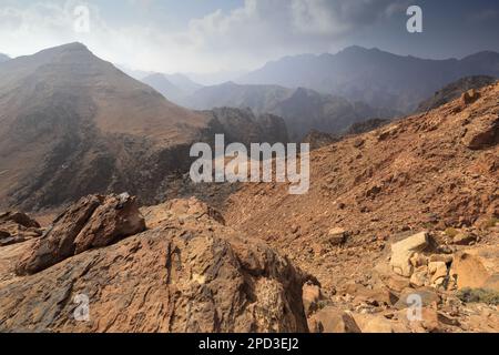 Landschaft über Naqib Shadyed auf dem Gipfel von Naqad Gulley, Jabal fied, Al-Sharat-Gebiet in Jordanien, Naher Osten Stockfoto