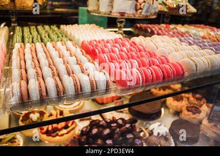 Makronen-Kuchen im Süßwarenladen. Bunte italienische Süßigkeiten. Traditionelles Frühstück Stockfoto