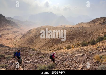 Walkers auf dem Jordan Trail in Wadi Feid, Jabal Ffied, Al-Sharat in Jordanien, Naher Osten Stockfoto