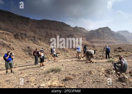 Walkers auf dem Jordan Trail in Wadi Feid, Jabal Ffied, Al-Sharat in Jordanien, Naher Osten Stockfoto