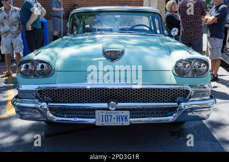 Burlington, ON, Kanada - 9. Juli 2022: Vorderansicht eines hellgrünen Ford Fairlane-Autos in der Burlington Car Show Stockfoto