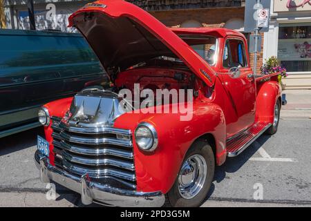 Burlington, ONTARIO, Kanada - 09. Juli 2022: Panoramaaussicht eines 1951 Chevrolet 3100 Pickup Truck auf einer lokalen Automesse. Stockfoto