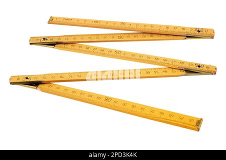 Gelbes, faltbares Holzlineal, Retro-Stil, isoliert auf weißem Hintergrund Stockfoto