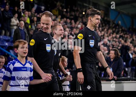 DOETINCHEM, NIEDERLANDE - MÄRZ 13: Assistant Referee Roy de NAS und Referee Joey Kooij vor dem Keuken Kampioen Divisie Match zwischen De Graafschap und PEC Zwolle in De Vijverberg am 13. März 2023 in Doetinchem, Niederlande (Foto von Rene Nijhuis/Orange Pictures) Stockfoto