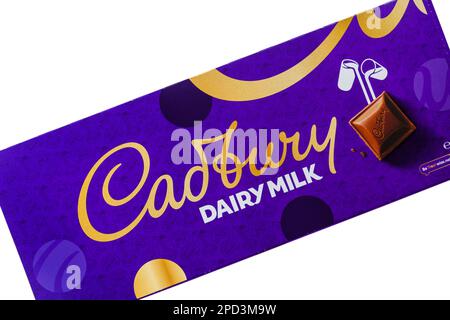 Großer 850g cm großer Cadbury Milchschokoladenriegel auf weißem Hintergrund Stockfoto