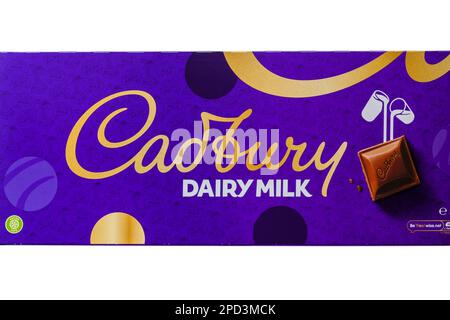 Großer 850g cm großer Cadbury Milchschokoladenriegel auf weißem Hintergrund Stockfoto