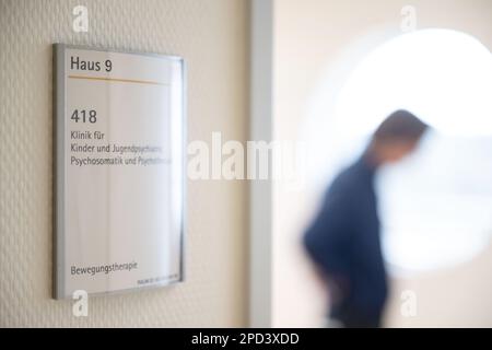 14. März 2023, Baden-Württemberg, Eßlingen: Ein Zeichen aus einer Station der Klinik für Kinder- und Jugendpsychiatrie, Psychosomatik und Psychotherapie der Klinik Esslingen hängt an der Wand. Die Betreuung von Kindern und Jugendlichen mit psychischen Erkrankungen bleibt angespannt. Foto: Marijan Murat/dpa Stockfoto