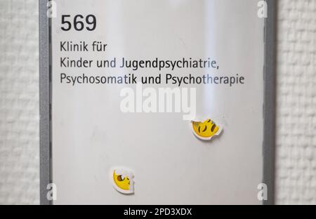 14. März 2023, Baden-Württemberg, Eßlingen: Ein Zeichen aus einer Abteilung der Klinik für Kinder- und Jugendpsychiatrie, Psychosomatik und Psychotherapie der Klinik Esslingen hängt an der Wand. Die Betreuung von Kindern und Jugendlichen mit psychischen Erkrankungen bleibt angespannt. Foto: Marijan Murat/dpa Stockfoto