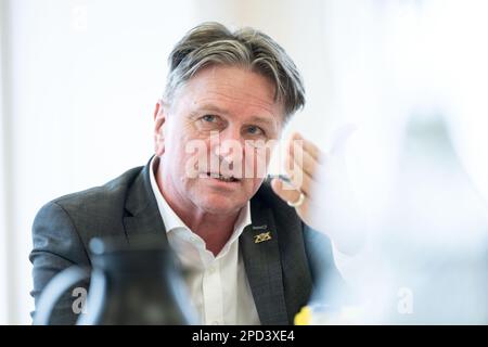 14. März 2023, Baden-Württemberg, Eßlingen: Gunter Joas ist Chefarzt der Klinik für Kinder- und Jugendpsychiatrie, Psychosomatik und Psychotherapie in Esslingen und nimmt an einer Pressekonferenz der Klinik für Kinder- und Jugendpsychiatrie, Psychosomatik und Psychotherapie der Klinik Esslingen Teil. Die Betreuung von Kindern und Jugendlichen mit psychischen Erkrankungen ist weiterhin angespannt. Foto: Marijan Murat/dpa Stockfoto