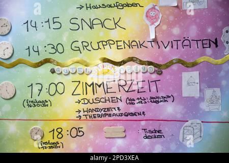 14. März 2023, Baden-Württemberg, Eßlingen: Tagesablauf einer Station der Klinik für Kinder- und Jugendpsychiatrie, Psychosomatik und Psychotherapie der Klinik Esslingen hängt an der Wand. Die Betreuung von Kindern und Jugendlichen mit psychischen Erkrankungen bleibt angespannt. Foto: Marijan Murat/dpa Stockfoto