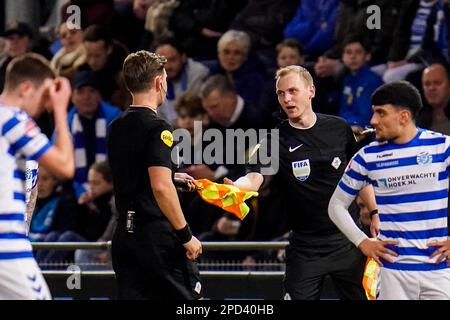 DOETINCHEM, NIEDERLANDE - MÄRZ 13: Schiedsrichter Joey Kooij und Stellvertretender Schiedsrichter Patrick Inia während des Keuken Kampioen Divisie-Spiels zwischen De Graafschap und PEC Zwolle in De Vijverberg am 13. März 2023 in Doetinchem, Niederlande (Foto von Rene Nijhuis/Orange Pictures) Stockfoto