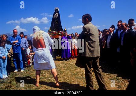 'Picao' (penitent) flagellierend (autodisziplinandose self-disziplined).'Los Picaos', Heilige Woche Prozession. Cofradia de la Santa Vera Cruz de los Discip Stockfoto