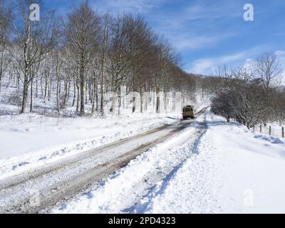 Fahren auf einer verschneiten Straße Stockfoto