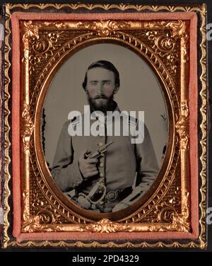 First Lieutenant Job Dillingham Barnard von Co K, 25. North Carolina Infanterie-Regiment in Uniform mit Revolver und Schwert. Liljenquist Family Sammlung von Bürgerkriegsfotos, FAmbrotype/Tintype Fotoserie, pp/liljconfed. Barnard, Job Dillingham, 1835-1905, Konföderierte Staaten von Amerika, Armee, North Carolina Infanterie Regiment, 25., Menschen, 1860-1870, Soldaten, Konföderat, 1860-1870, Militäruniformen, Konföderat, 1860-1870, Handgewehre, 1860-1870, Daggers & Swords, 1860-1870, USA, Geschichte, Bürgerkrieg, 1861-1865, Militärpersonal, Konföderierte. Stockfoto