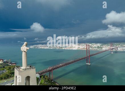 Heiligtum Christi des Königs. Katholisches Denkmal, das dem Heiligen Herzen Jesu Christi gewidmet ist und die Stadt Lissabon in Portugal überblickt. Der 25. April Stockfoto