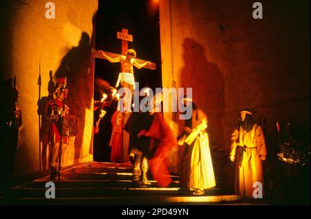 Jesus Christus gekreuzigt. Tanz des Todes. Prozession der Karwoche. Verges, Girona, Spanien Stockfoto