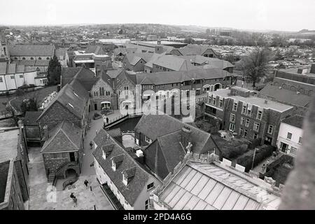 The Maltings, Salisburys Einkaufsviertel am Flussufer. Ungefähr 1991. Ein Foto, das nach dem Wiederaufbau nach einem schweren Brand aufgenommen wurde, zerstörte die ursprünglichen Geschäfte in den späten 1980er Jahren. Stockfoto