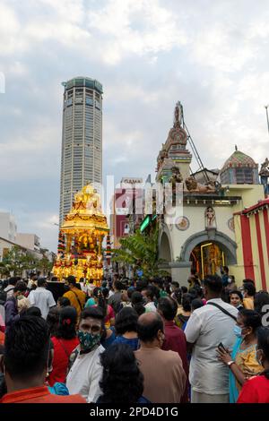 George Town, Penang, Malaysia - Januar 17 2022: Hindu-Anhänger versammeln sich im Amman-Tempel Sri Kamatchi und begrüßen die Ankunft goldener Streitwagen während Thaipusam Stockfoto