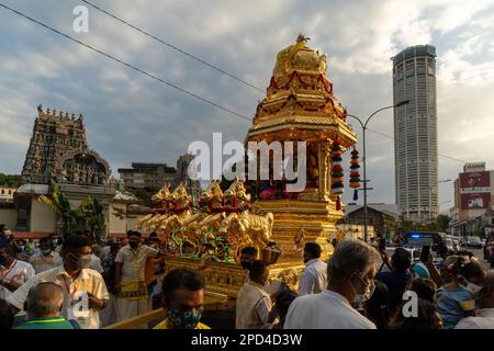 George Town, Penang, Malaysia - 17 2022. Januar: Ankunft des goldenen Streitwagen im Tempel Penang Nagarathar Sivan während der Thaipusam-Prozession Stockfoto