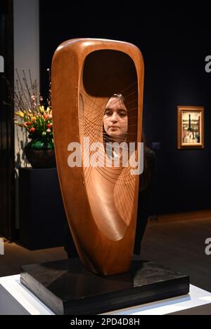 Henry Moores Mutter und Kind mit Apple wird die Auktion leiten und wird neben Barbara Hepworths exquisiter, piercierter Skulptur (Toledo) gezeigt. Als Pionier der St. Ives-Bewegung werden Hepworths Werke neben Beispielen der bahnbrechenden Maler der Bewegung angeboten. Als führendes Auktionshaus für L.S. Lowry, Christie's freut sich, eine Gruppe von fünf Werken des Künstlers als Schwerpunkt anbieten zu können. Stockfoto