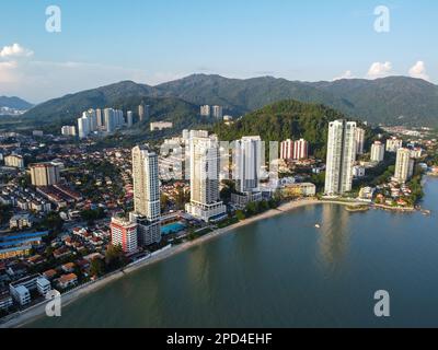 Tanjung Tokong, Penang, Malaysia - März 27 2022: Luftaufnahme hohe Ferienwohnung an der Meeresküste an sonnigen Tagen Stockfoto