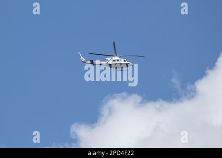 Chiangmai, Thailand - Dezember 12 2022: Bell UH-1H Iroquois (205) der Royal Thai Police. Foto Über Chiangmai City. Stockfoto