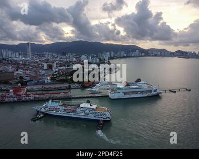 George Town, Penang, Malaysia - 27 2022. Mai: Luftaufnahme Schleppboot Fahrt das Kreuzfahrtschiff Aegean Paradise Ankunft Georgetown Hafen Stockfoto