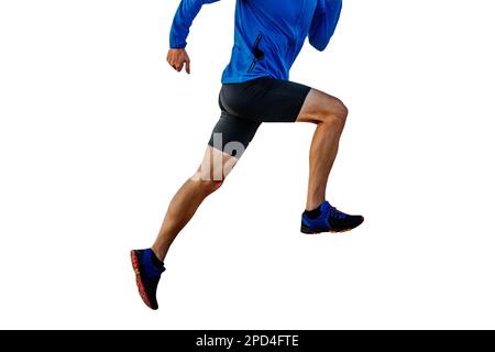 Männlicher Läufer in blauer Windjacke und schwarzen Strumpfhosen, die bergauf laufen, geschnittene Silhouette auf weißem Hintergrund, Sportfoto Stockfoto