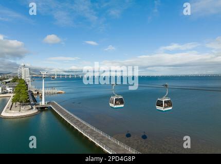 Telekabine Lisboa im Park of Nations. Vasco da Gama Turm und Brücke in Lissabon. Seilbahn im modernen Viertel von Lissabon über den Tejo Stockfoto