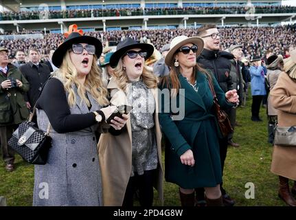 Rennfahrer, die am ersten Tag des Cheltenham Festivals auf der Cheltenham Racecourse das zweite Rennen des Tages, die Sporting Life Arkle Challenge Trophy Novice' Chase, verfolgen. Foto: Dienstag, 14. März 2023. Stockfoto